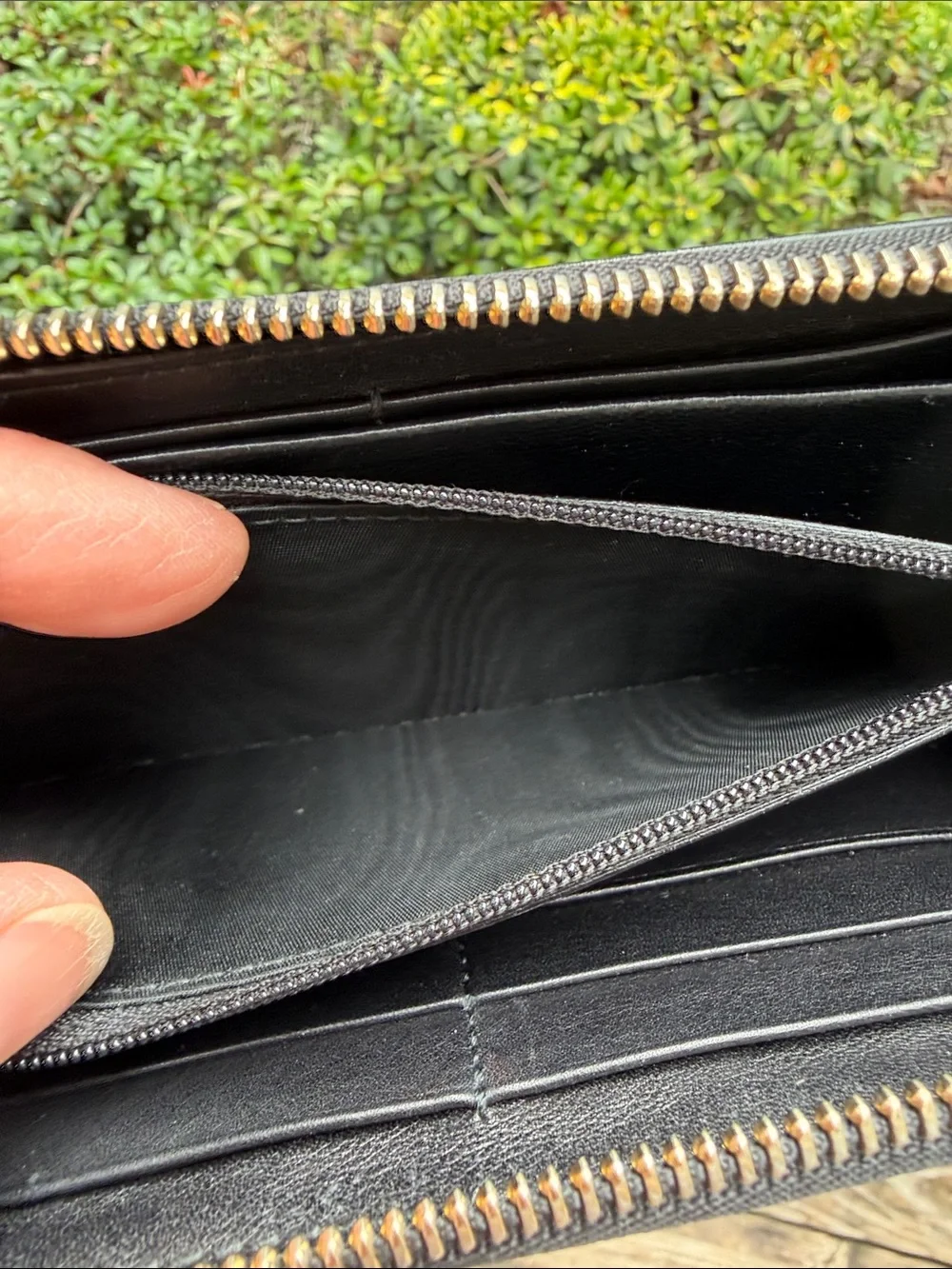 Gucci Black Embossed GG Leather Zip Wallet with Gold Plaque BEAUTIFUL